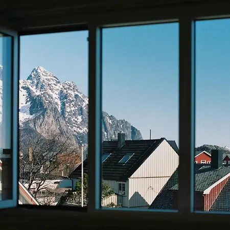 Inn Trevarefabrikken Henningsvaer