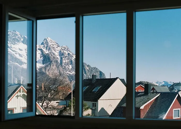 Inn Trevarefabrikken Henningsvaer