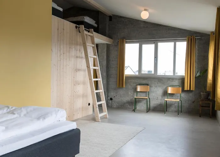 Inn Trevarefabrikken Henningsvaer