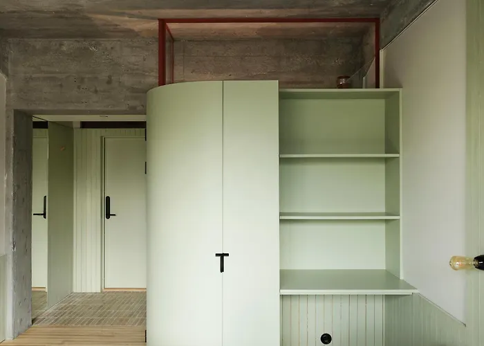 Inn Trevarefabrikken Henningsvaer