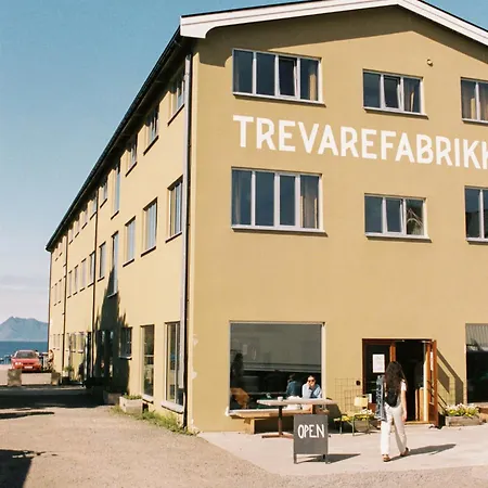 Trevarefabrikken Han/Misafirhane Henningsvær