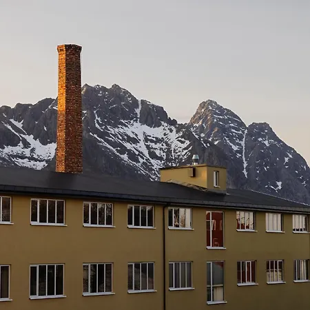 Trevarefabrikken Han/Misafirhane Henningsvær
