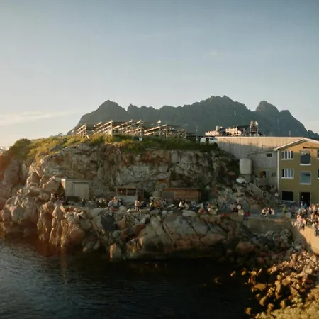 Inn Trevarefabrikken Henningsvaer